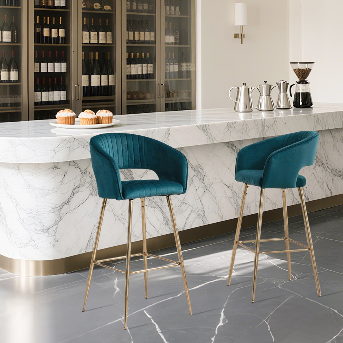 Moderni sgabelli da bar in velluto verde acqua con gambe dorate e poggiapiedi, controporte imbottite trapuntate